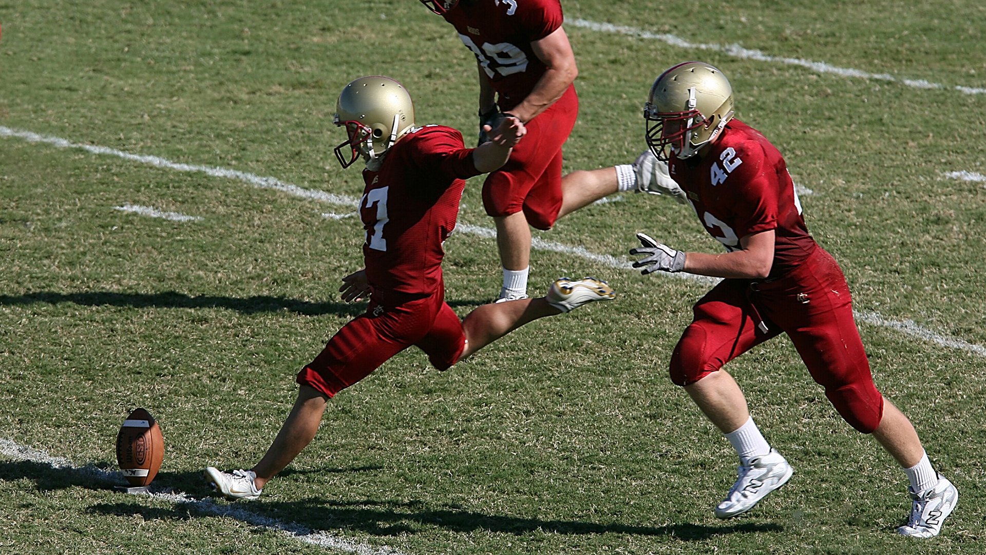 开云在线直播-比赛中球员们百分百投入，为荣誉而战，比赛中一名运动员将球打到对手半台台面的垂直侧面