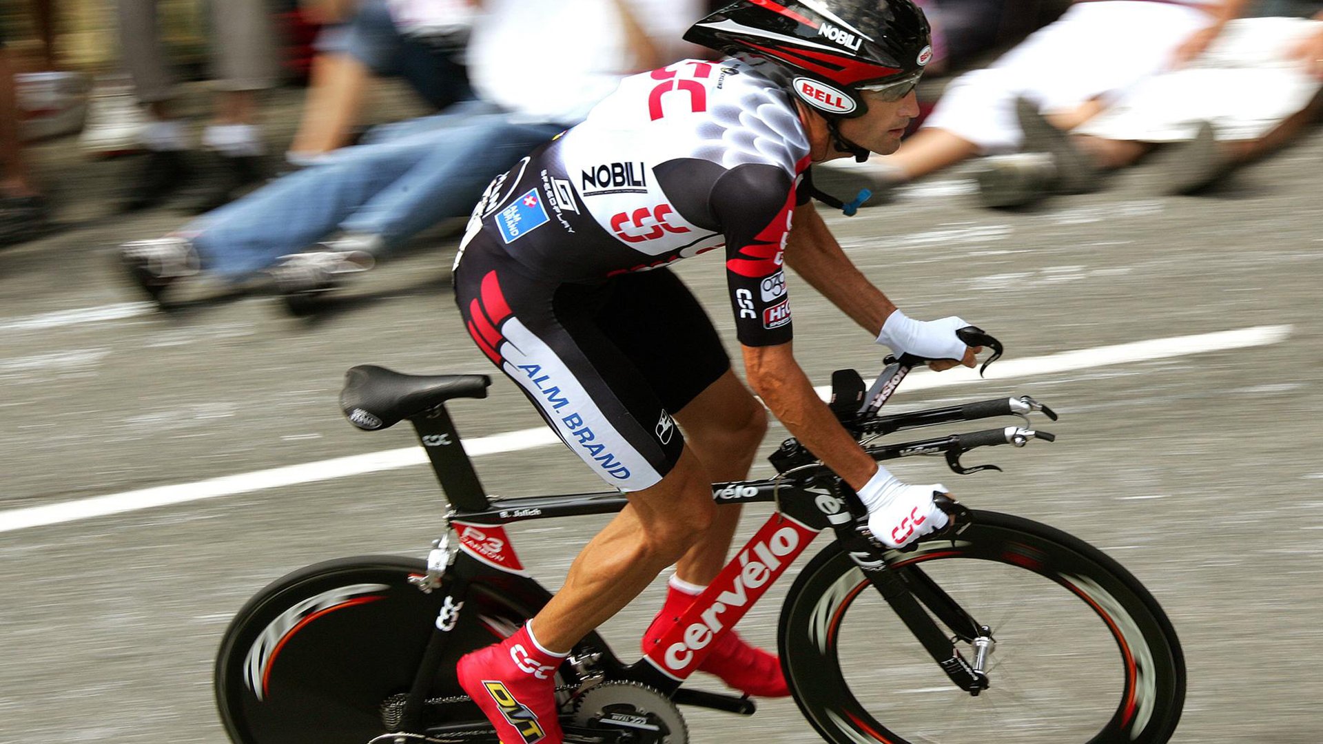 比赛中球员们百分百投入，为荣誉而战，比赛中一名运动员将球打到对手半台台面的垂直侧面