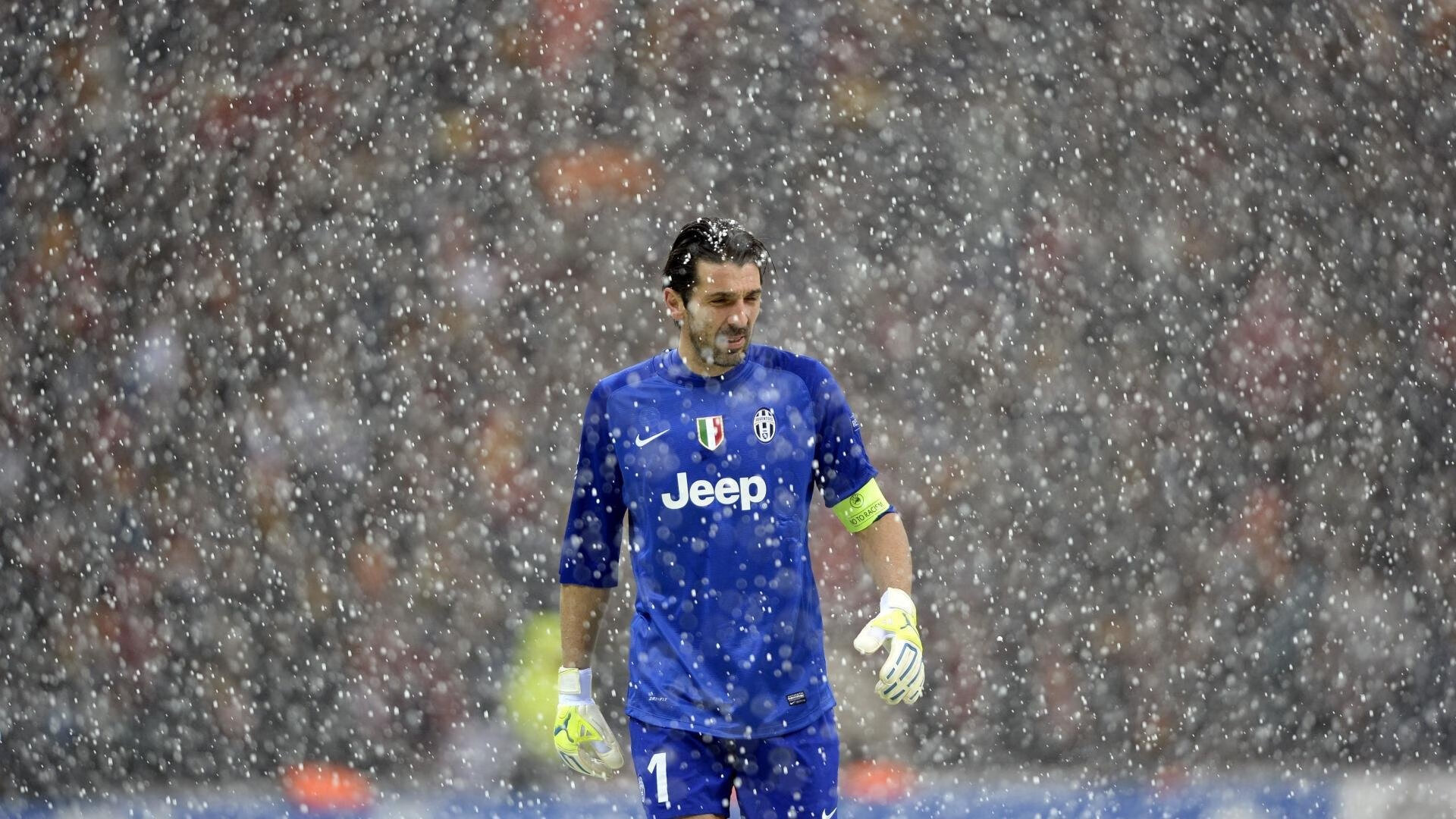 红遍大江南北，足球狂热燃烧全城，足球让人热血沸腾