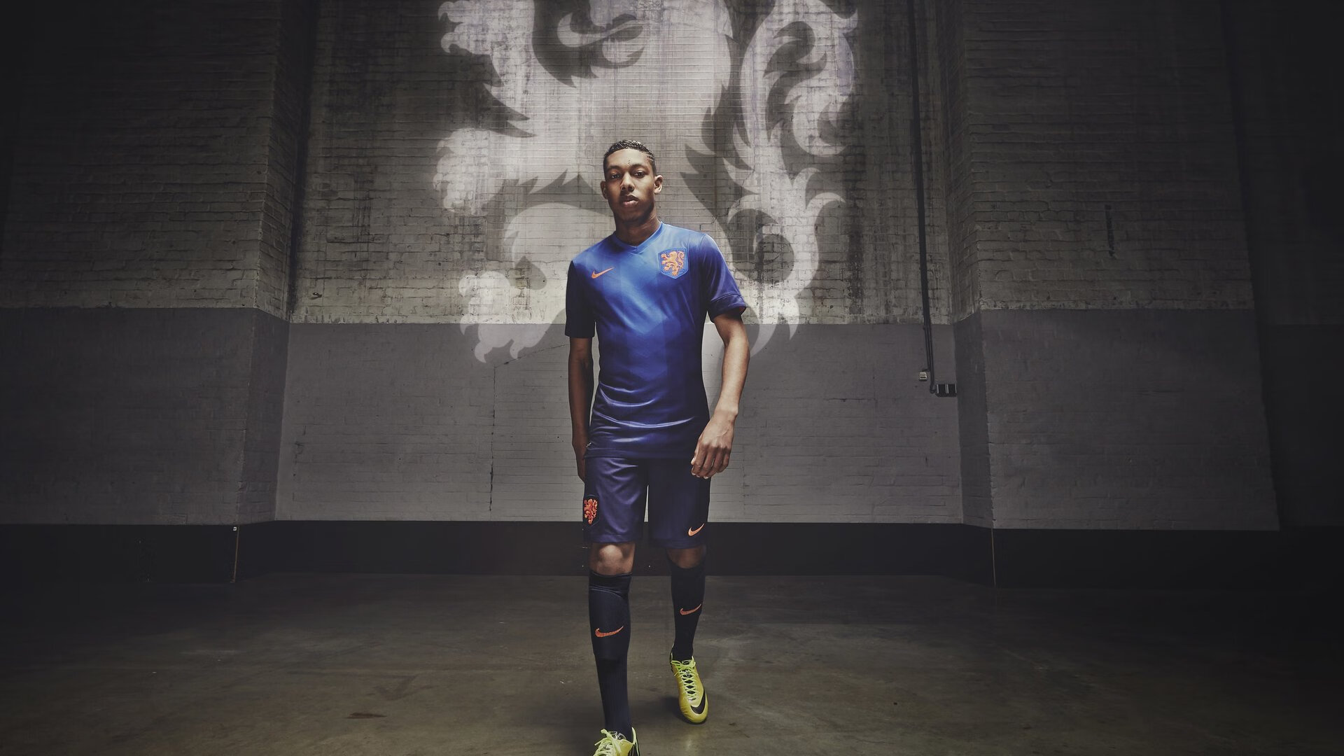 开云体育-足球比赛的现场氛围如何打动着观众？，足球比赛现场气氛